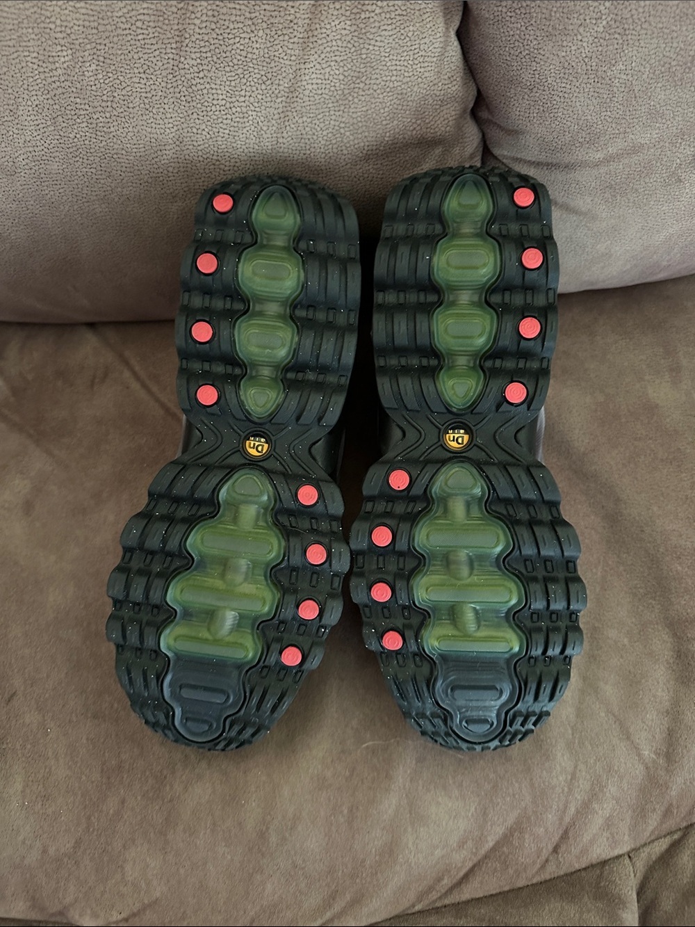 Nike Air Max DN8 (GS) size 5.5Y - Picture 3 of 5